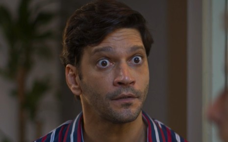 O ator Armando Babaioff com expressão assustada em cena de Dona de Mim