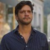O ator Armando Babaioff com expressão séria em cena de Dona de Mim