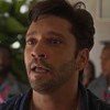 O ator Armando Babaioff com expressão desesperada em cena de Dona de Mim