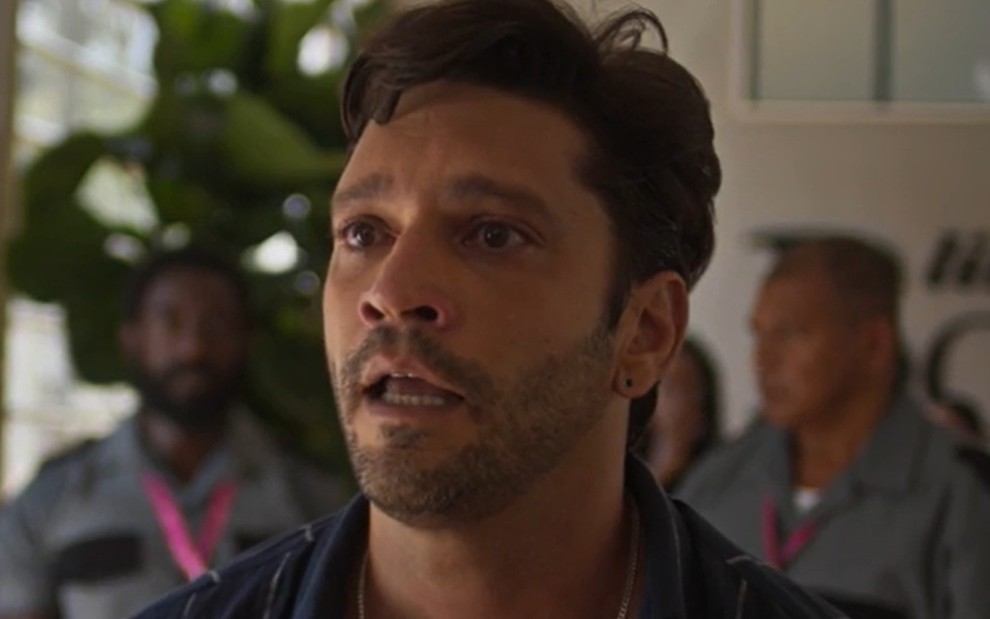 O ator Armando Babaioff com expressão desesperada em cena de Dona de Mim