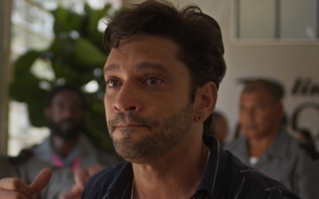 O ator Armando Babaioff com expressão triste em cena de Dona de Mim