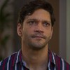 O ator Armando Babaioff com exprssão séria em cena de Dona de Mim