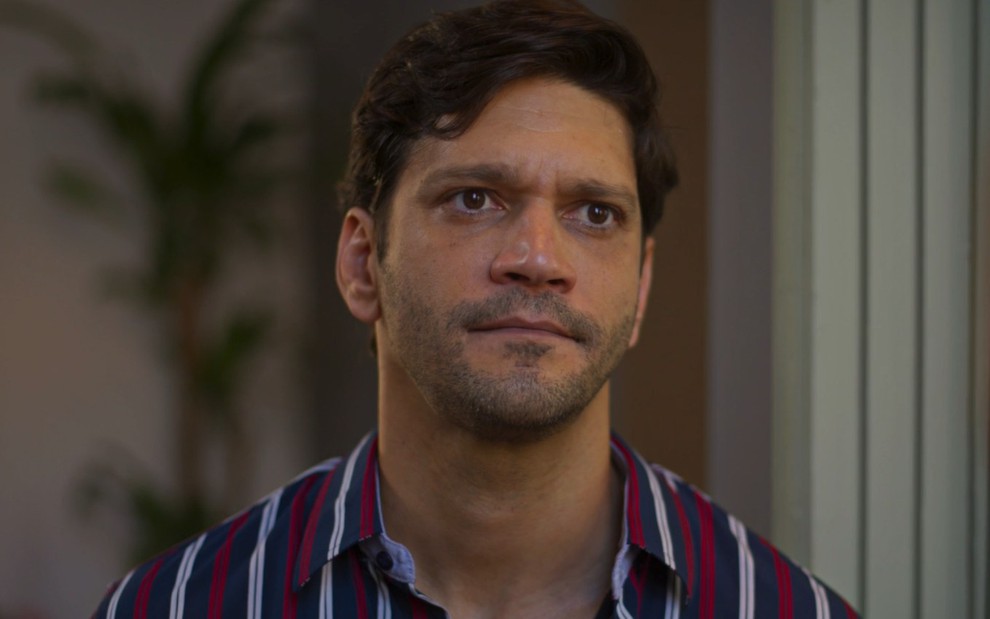 O ator Armando Babaioff com exprssão séria em cena de Dona de Mim