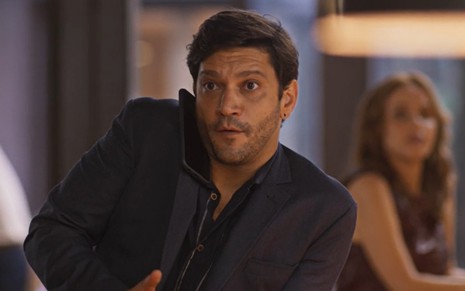 O ator Armando Babaioff com expressão assustada em cena de Dona de Mim
