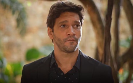 O ator Armando Babaioff com expressão de preocupação em cena de Dona de Mim