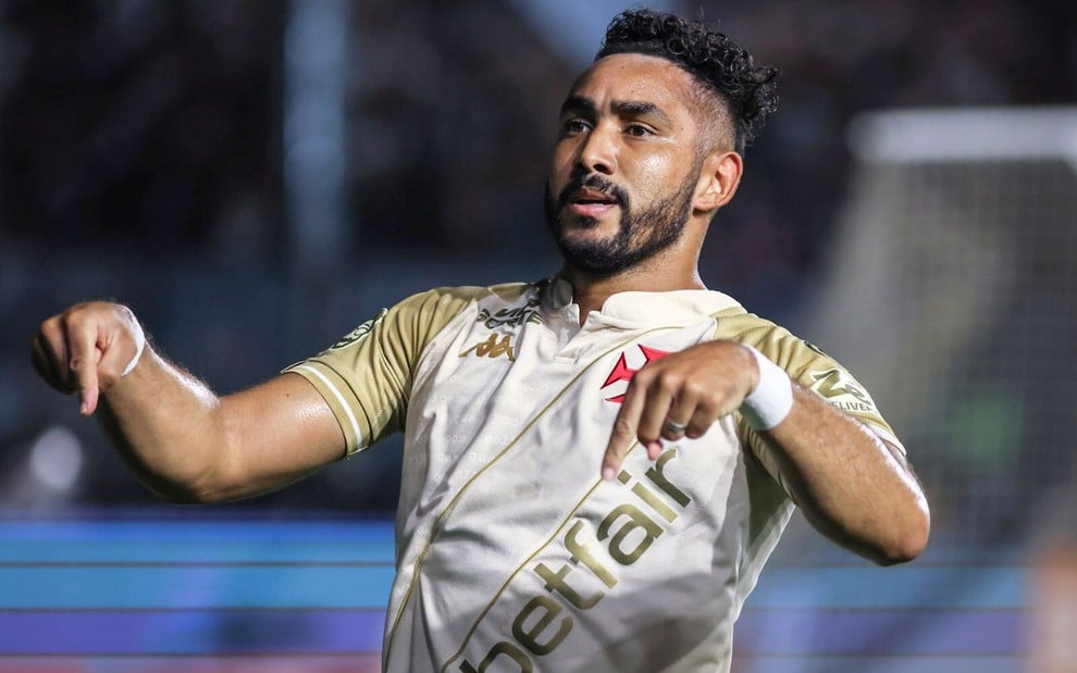 Payet, do Vasco, comemora gol durante partida e veste uniforme bege com detalhes dourados