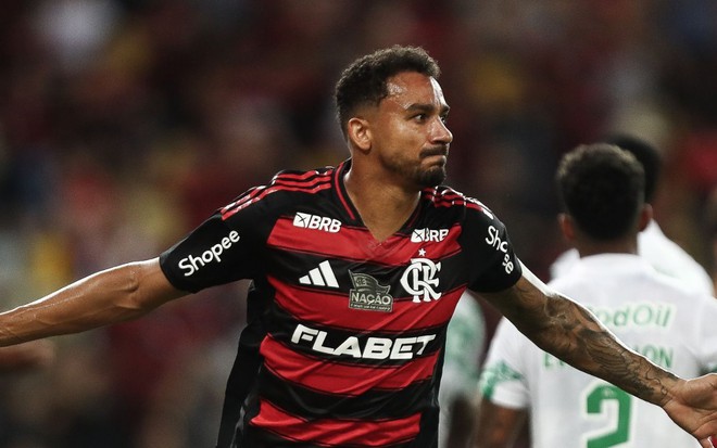 O jogador Danilo usa o uniforme rubro-negro tradicional do Flamengo em jogo do Campeonato Brasileiro
