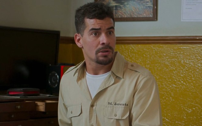 Thiago Martins com expressão séria em cena da novela Vale Tudo