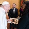 Papa Francisco e Whoopi Goldberg conversam animadamente em encontro no Vaticano