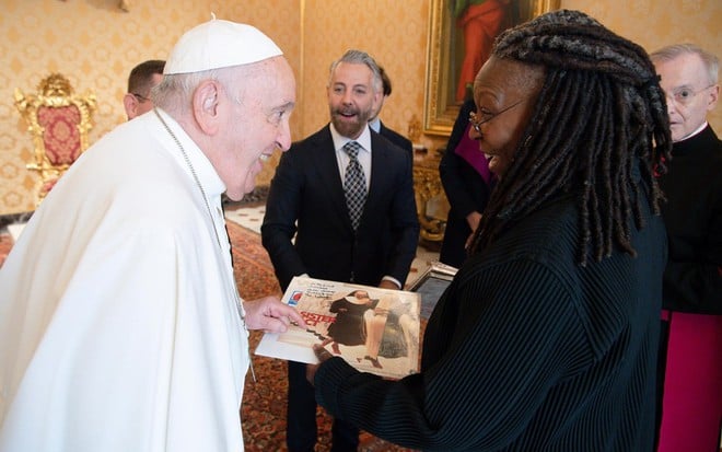 Papa Francisco e Whoopi Goldberg conversam animadamente em encontro no Vaticano