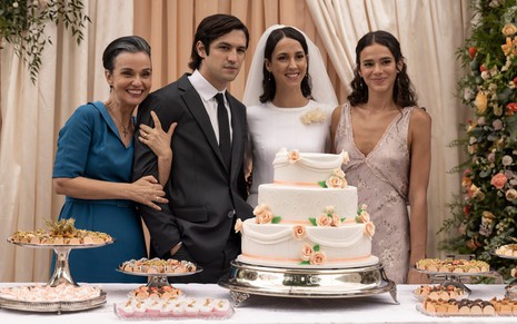 Os atores Yara de Novaes, Gabriel Leone, Camila Márdila e Bruna Marquezine em cena da série Véspera.