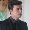 Victor Sparapane usa um terno preto e está com expressão séria em cena de A Vida Secreta do Meu Marido Bilionário