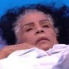 Vilma Nascimento deitada no quarto Fantástico do BBB 25, enterrada embaixo de um edredom branco