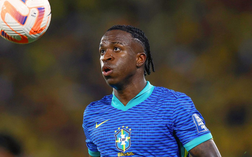 Vinicius Jr. com a camisa da Seleção Brasileira em jogo do Brasil ao vivo nas Eliminatórias 2025
