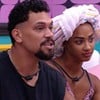 Vinícius Nascimento e Aline Patriarca sentados no quarto do BBB 25