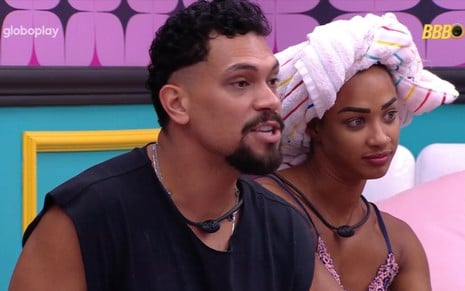 Vinícius Nascimento e Aline Patriarca sentados no quarto do BBB 25