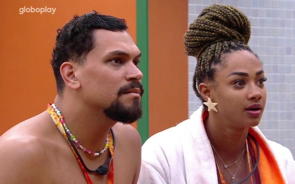 Vinícius Nascimento e Aline Patriarca no quarto do líder, no BBB 25