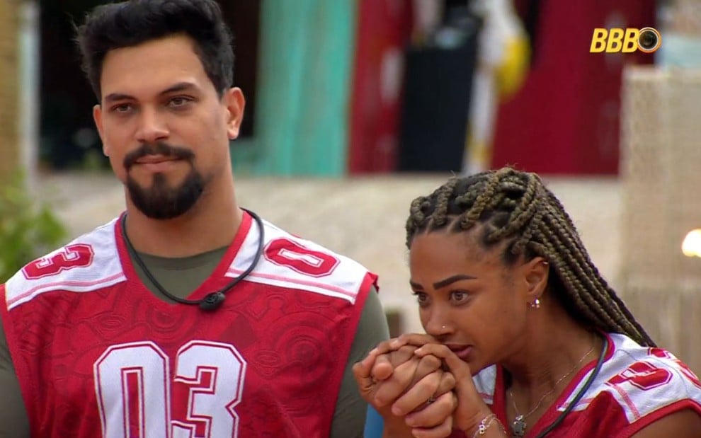 Vinícius Nascimento e Aline Patriarca estão lado a lado no BBB 25