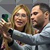 Virginia Fonseca e o senador Cleitinho (Republicanos-MG) lado a lado, enquanto ele aponta o celular para a influenciadora