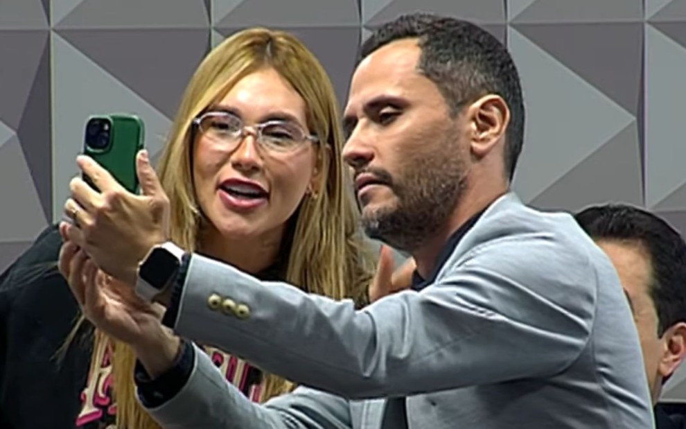 Virginia Fonseca e o senador Cleitinho (Republicanos-MG) lado a lado, enquanto ele aponta o celular para a influenciadora