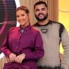 Virginia Fonseca e Lucas Guedes lado a lado, sorrindo, no estúdio do programa dela no SBT