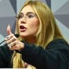 Virginia Fonseca faz sinal com as mãos na CPI das Bets