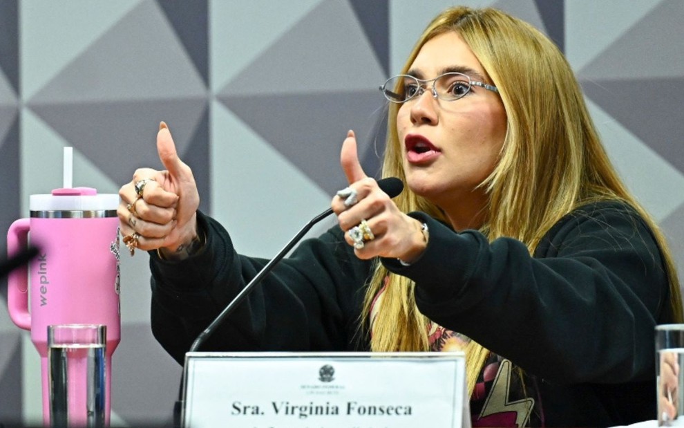 Virginia Fonseca faz sinal com as mãos na CPI das Bets