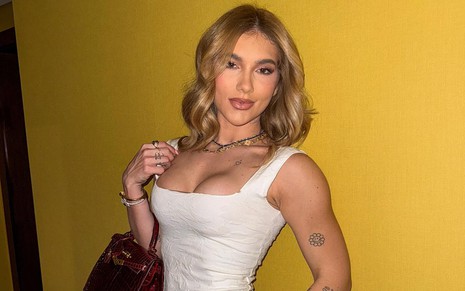 Virginia Fonseca faz carão no Instagram, posando para foto com bolsa