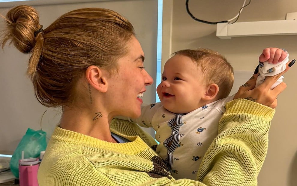 Virginia e seu filho José Leonardo no hospital