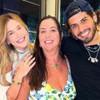 Virginia, Margareth e Zé Felipe lado a lado, sorridentes; Virginia pega no ombro da mãe e Zé Felipe usa boné