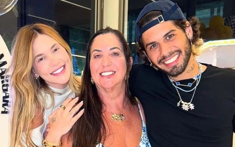 Virginia, Margareth e Zé Felipe lado a lado, sorridentes; Virginia pega no ombro da mãe e Zé Felipe usa boné