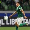Vitor Roque corre para dominar a bola em jogo do Palmeiras ao vivo no Allianz Parque