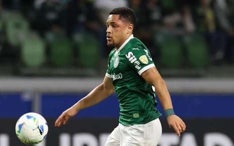 Vitor Roque corre para dominar a bola em jogo do Palmeiras ao vivo no Allianz Parque