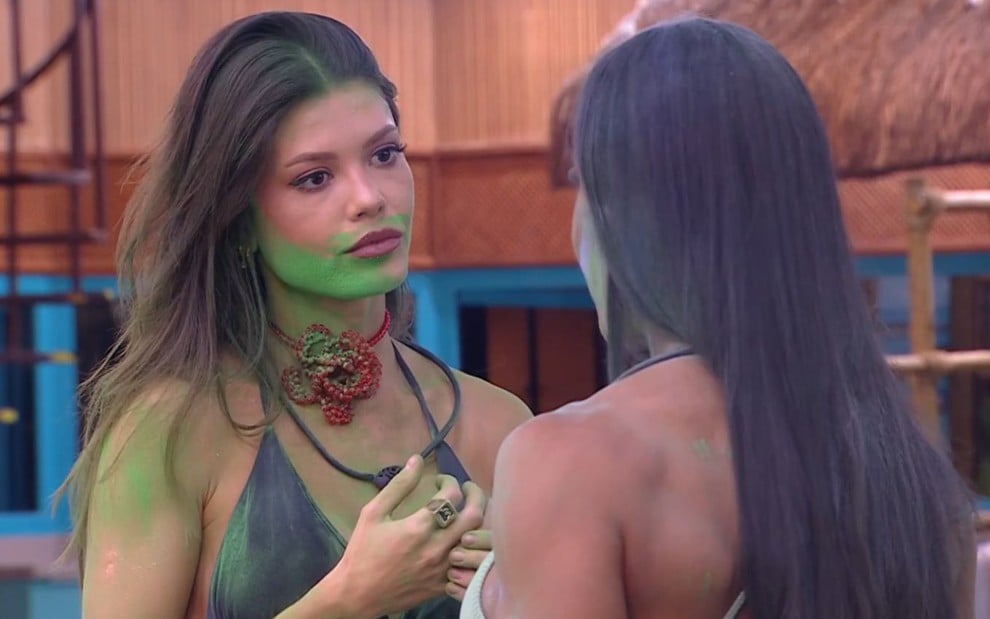 Vitória Strada e Gracyanne Barbosa estão sujas de pó verde e brigam após o Sincerão do BBB 25