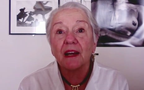 Lélia Wenick usa blusa branca e fala durante entrevista ao Fantástico