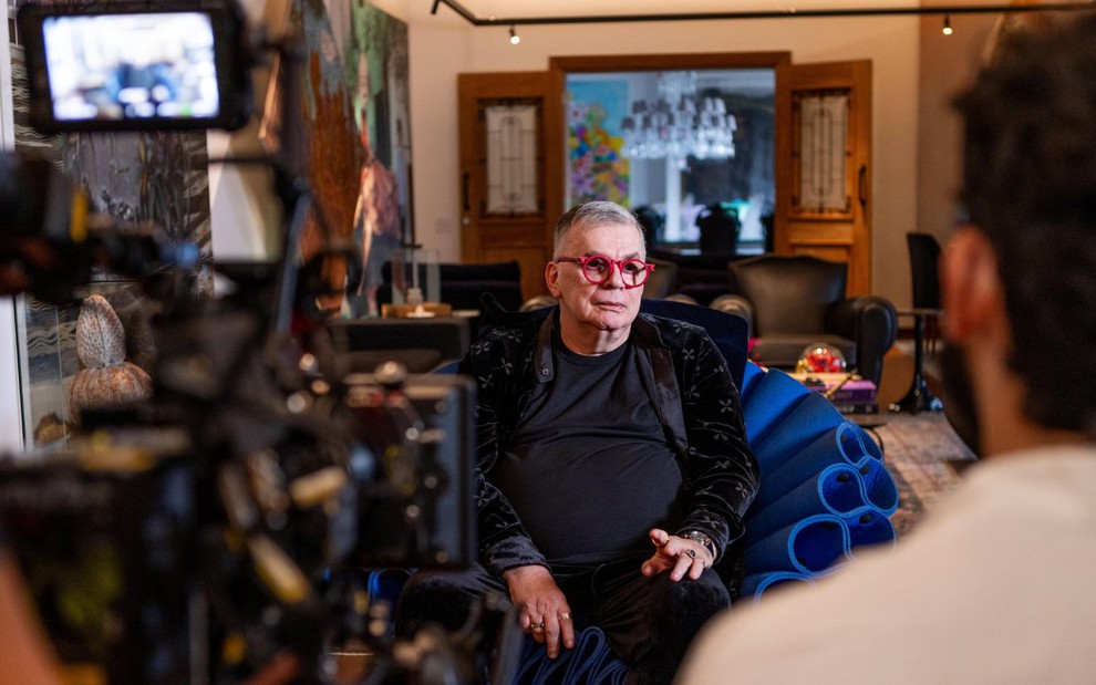 Walcyr Carrasco em gravação do Tributo, programa da Globo que o homenageou; imagem mostra câmera e entrevistador de costas