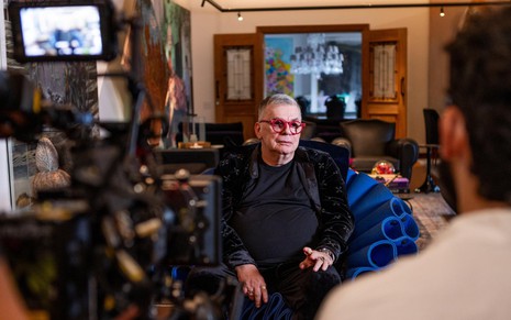 Walcyr Carrasco em gravação do Tributo, programa da Globo que o homenageou; imagem mostra câmera e entrevistador de costas