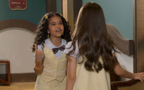Manu (Wallentina Bomfim) e Anna (Mel Summers) em cena da novela A Caverna Encantada