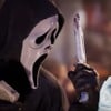 Ghostface segura uma faca ensanguentada e encara Sub-Zero, que tem a mão transformada em gelo