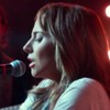 Lady Gaga canta enquanto é observada por Bradley Cooper em cena de Nasce Uma Estrela