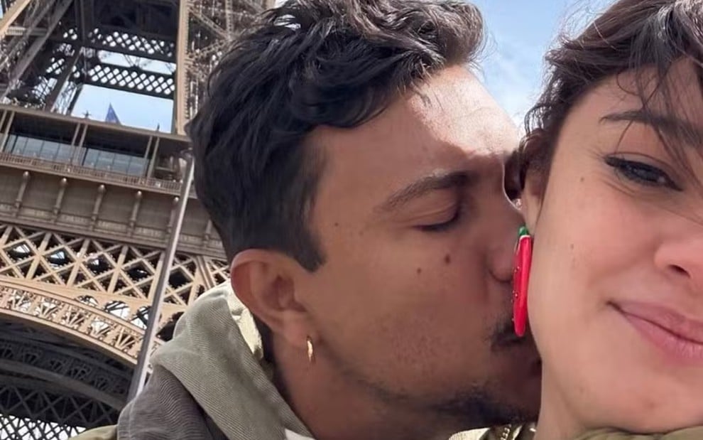 Xamã beijando Sophie Charlotte na frente da Torre Eiffel