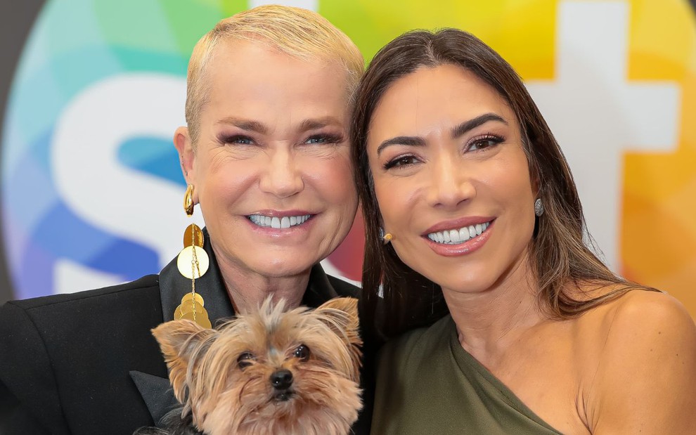 Xuxa Meneghel e Patricia Abravanel estão abraçadas e sorridentes