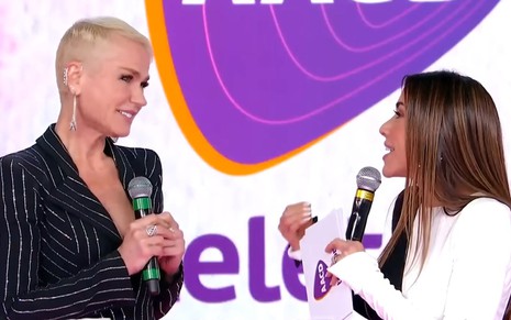 Xuxa Meneghel olha para Patricia Abravanel no Teleton 2024