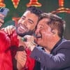 Gusttavo Lima e Leonardo posam sorridentes para selfie enquanto cantam em live