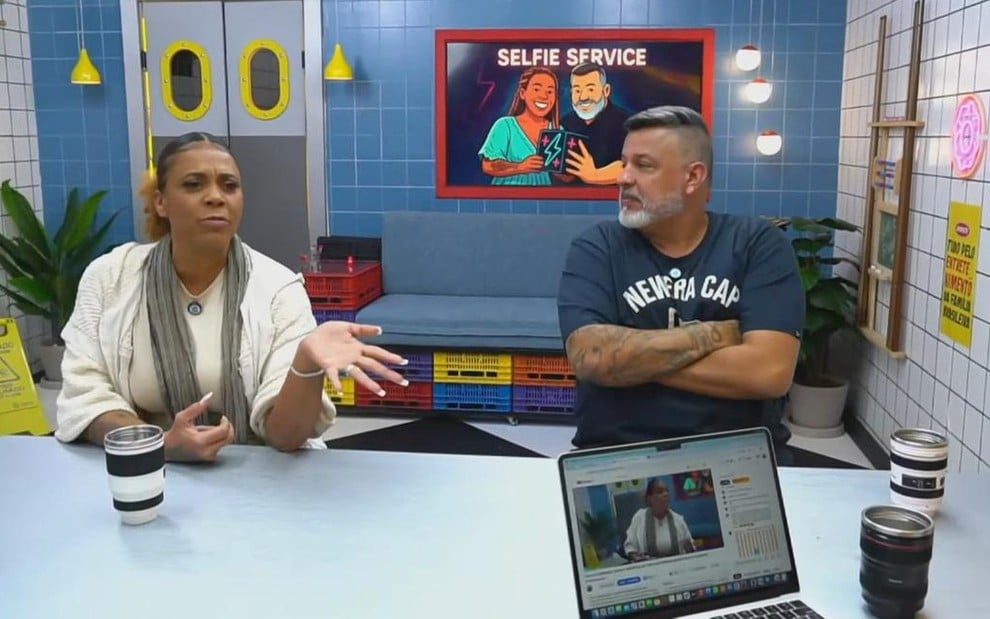 Silvia e André estão no cenário do programa Selfie Service, do YouTube