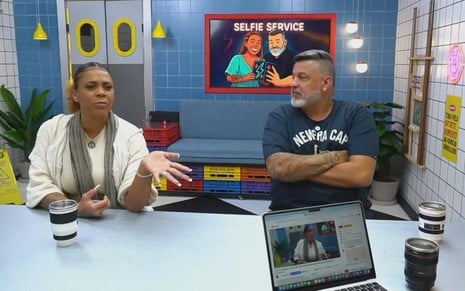 Silvia e André estão no cenário do programa Selfie Service, do YouTube