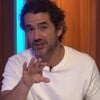 Rafa Brites e Felipe Andreoli estão sentados em um cenário de talk show