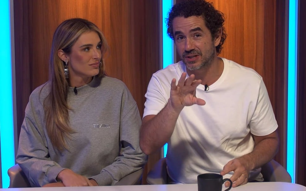 Rafa Brites e Felipe Andreoli estão sentados em um cenário de talk show