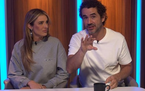 Rafa Brites e Felipe Andreoli estão sentados em um cenário de talk show