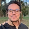 Deive Leonardo grava vídeo em modo selfie em um lugar no meio do mato